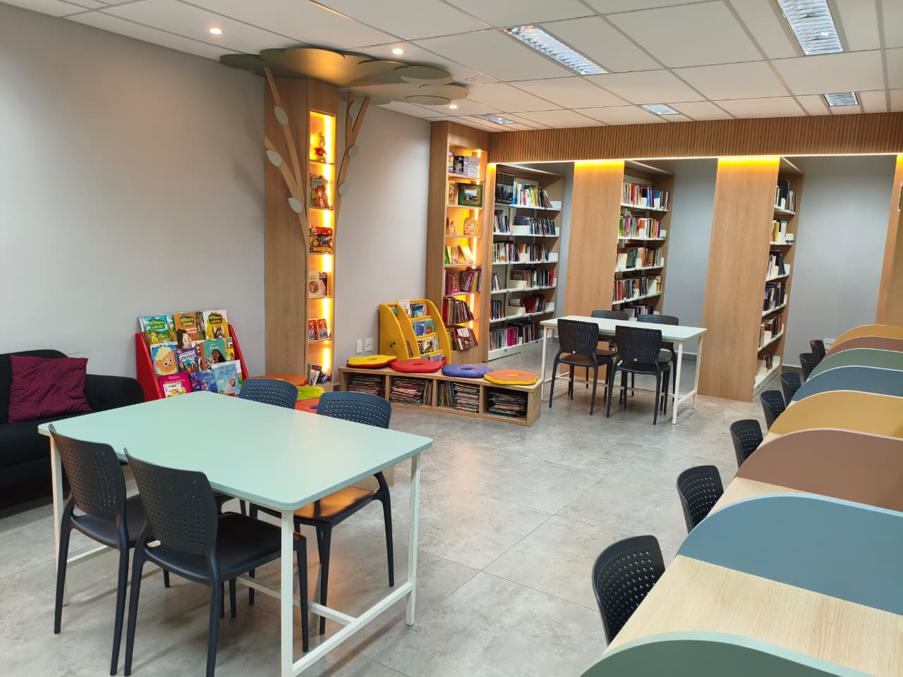 Biblioteca do Colégio João Paulo I em Bangu