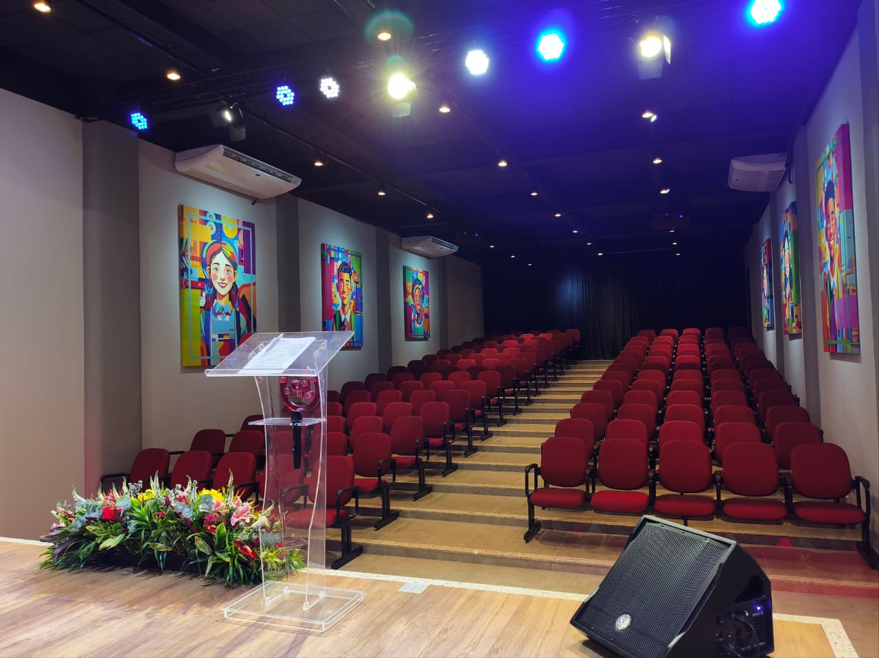 Teatro do Colégio João Paulo I em Bangu